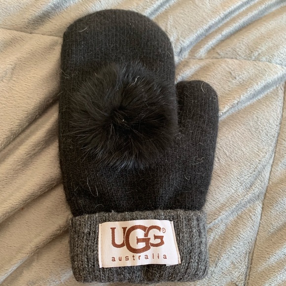 Ladies uGG. Mitts - Picture 1 of 1